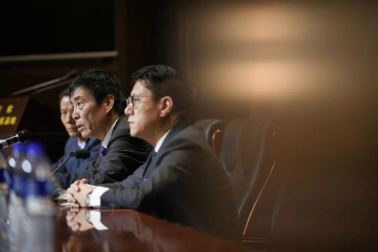 小妖精抬起臀嗯啊h车内男男视频